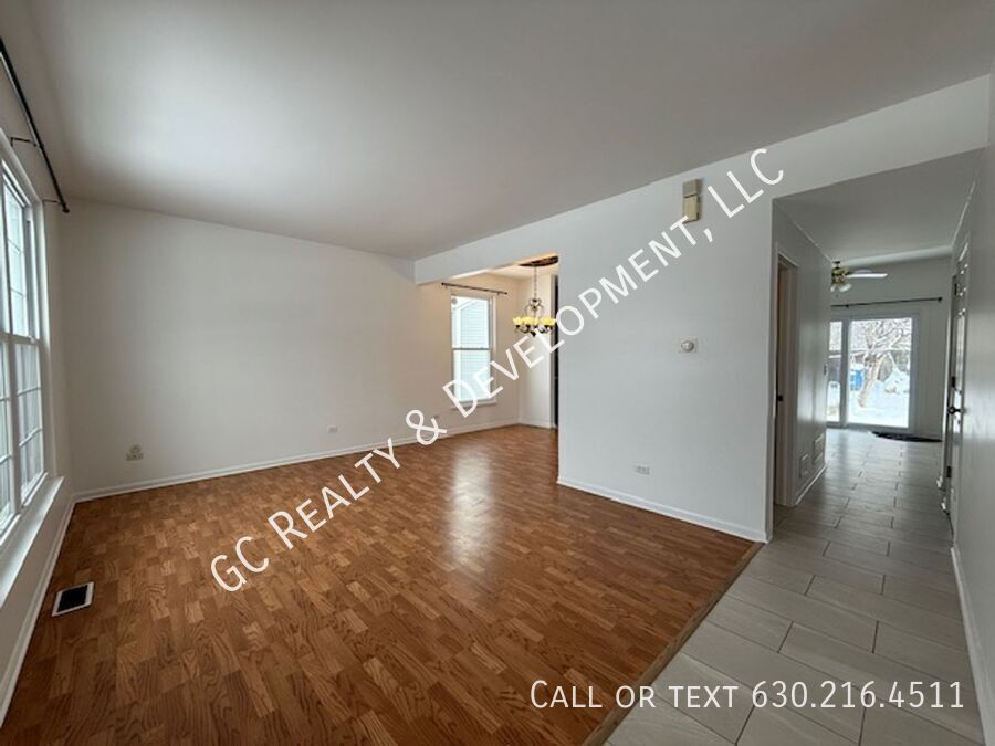 *** RECENTLY UPDATED / CUL-DE-SAC / DISTRICT 203 / PET FRIENDLY / FINISHED BASEMENT *** property image