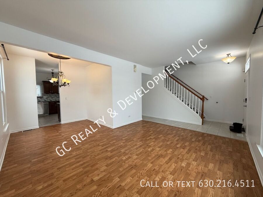 *** RECENTLY UPDATED / CUL-DE-SAC / DISTRICT 203 / PET FRIENDLY / FINISHED BASEMENT *** property image