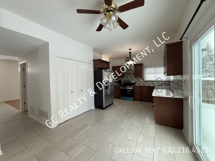 *** RECENTLY UPDATED / CUL-DE-SAC / DISTRICT 203 / PET FRIENDLY / FINISHED BASEMENT *** property image