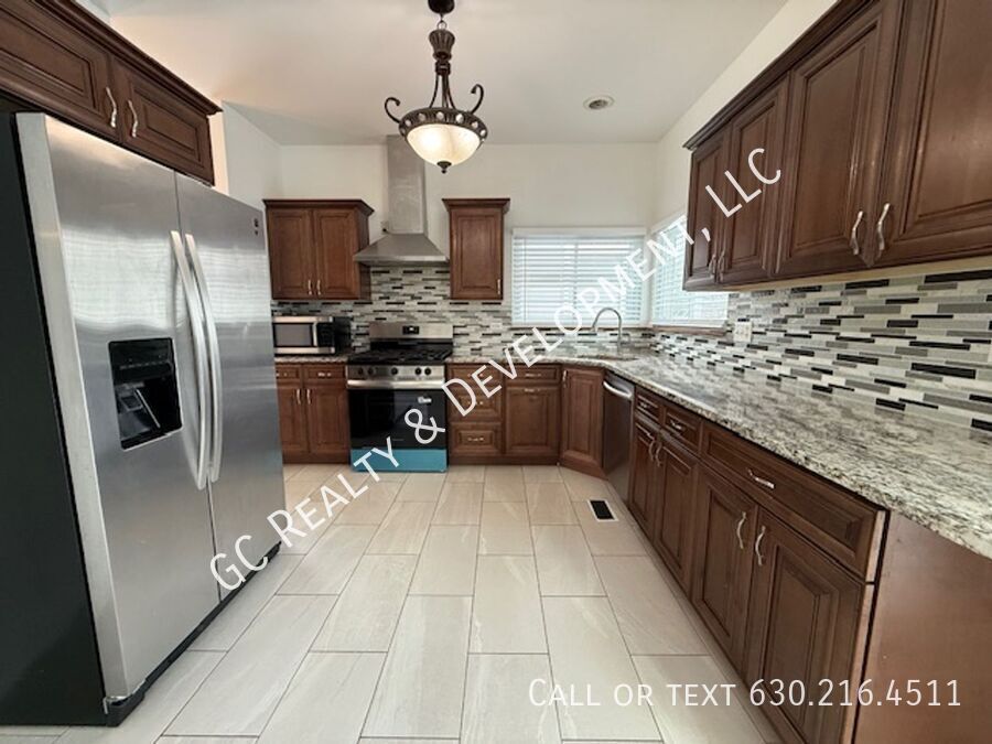 *** RECENTLY UPDATED / CUL-DE-SAC / DISTRICT 203 / PET FRIENDLY / FINISHED BASEMENT *** property image