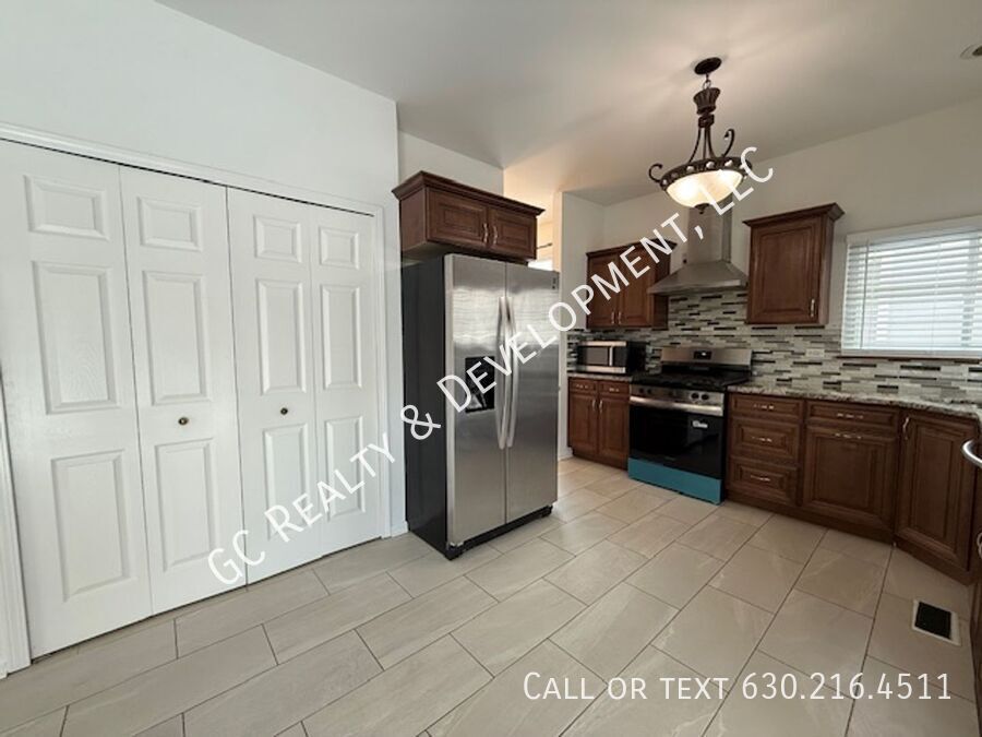 *** RECENTLY UPDATED / CUL-DE-SAC / DISTRICT 203 / PET FRIENDLY / FINISHED BASEMENT *** property image