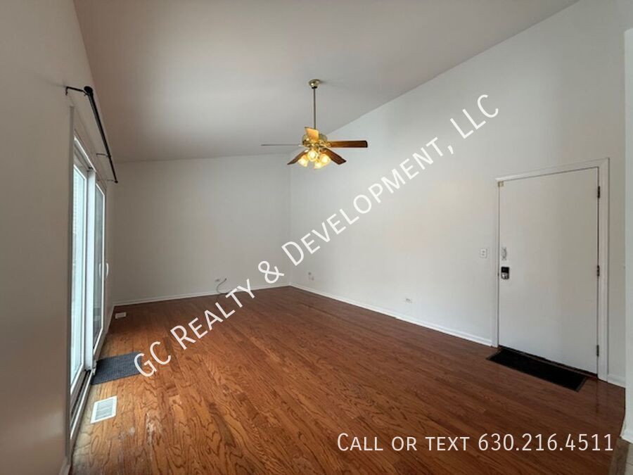 *** RECENTLY UPDATED / CUL-DE-SAC / DISTRICT 203 / PET FRIENDLY / FINISHED BASEMENT *** property image