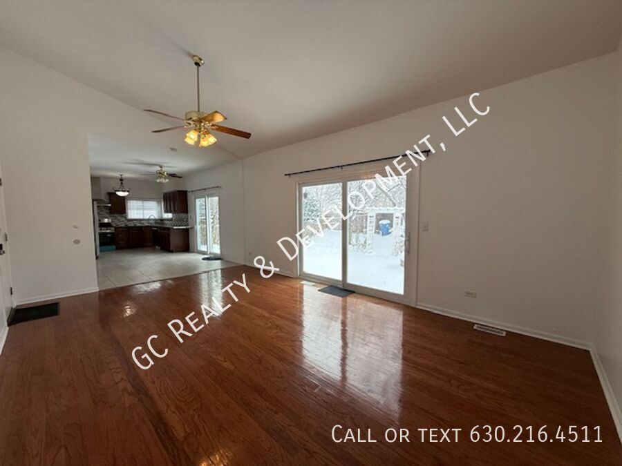 *** RECENTLY UPDATED / CUL-DE-SAC / DISTRICT 203 / PET FRIENDLY / FINISHED BASEMENT *** property image
