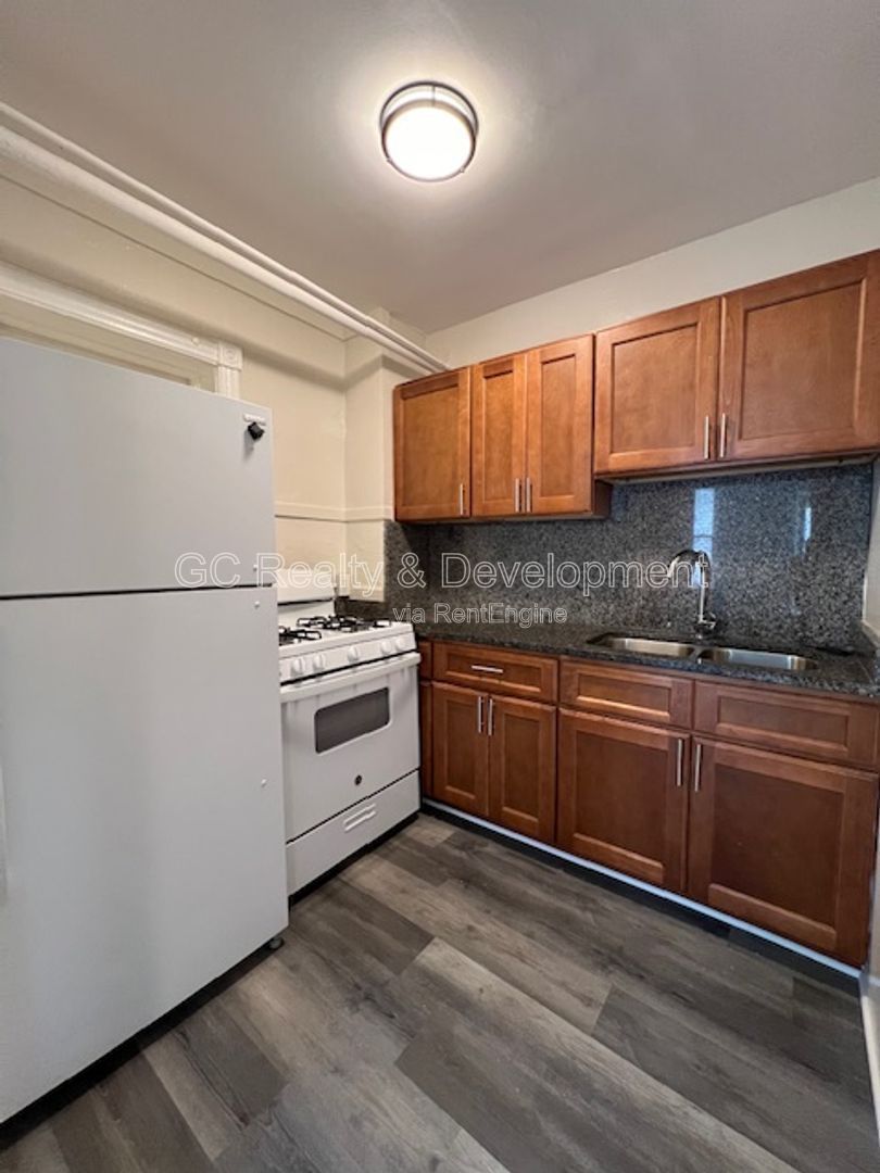 *** DOWNTOWN ELGIN GROUND LEVEL UNIT / 1 BDRM - 1 BTH / APPL INCL  *** property image