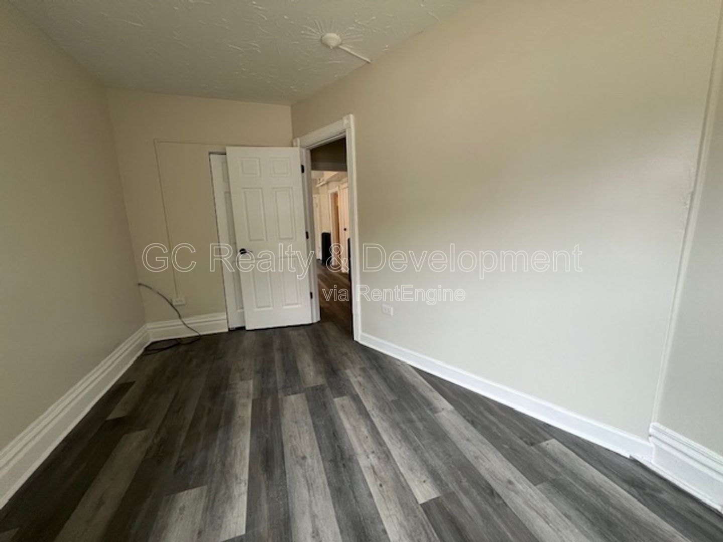 *** DOWNTOWN ELGIN GROUND LEVEL UNIT / 1 BDRM - 1 BTH / APPL INCL  *** property image