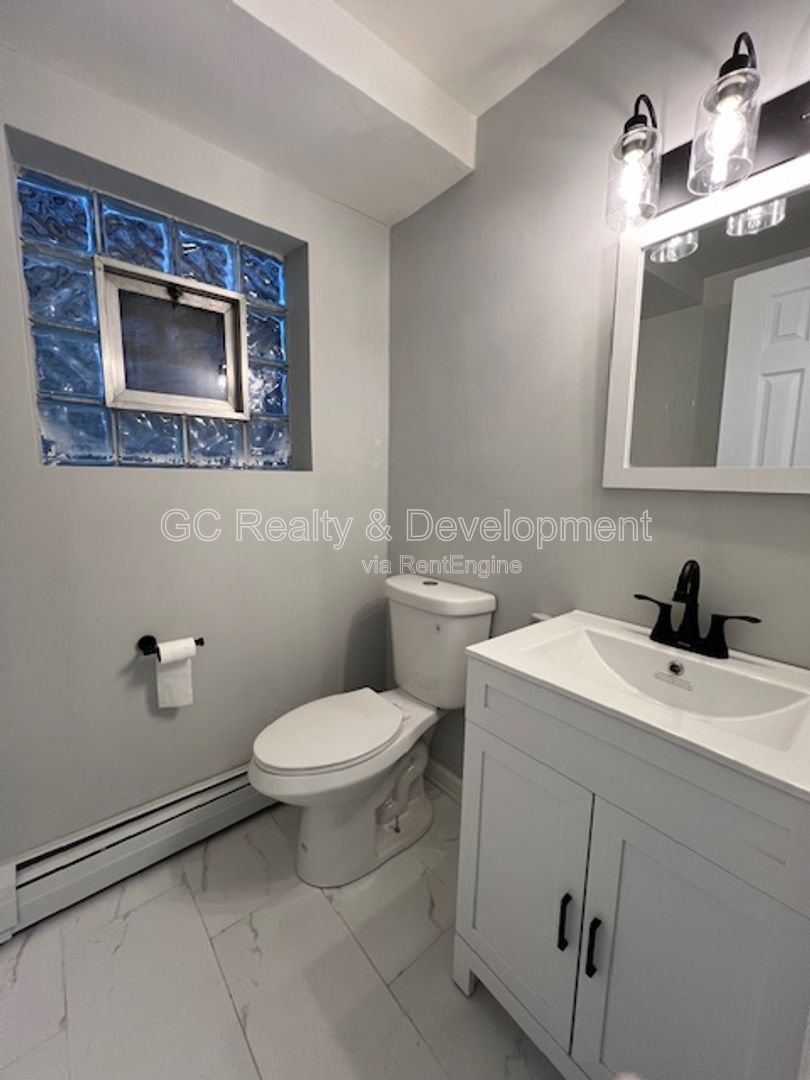 *** BERWYN / FULLY UPDATED / 2 BDRM - 1 BTH / SS APPL INCL/ COIN LAUNDRY IN BUILDING *** property image