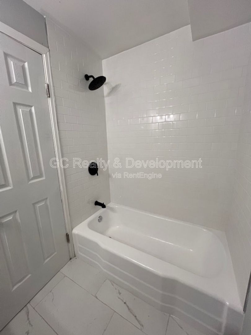 *** BERWYN / FULLY UPDATED / 2 BDRM - 1 BTH / SS APPL INCL/ COIN LAUNDRY IN BUILDING *** property image