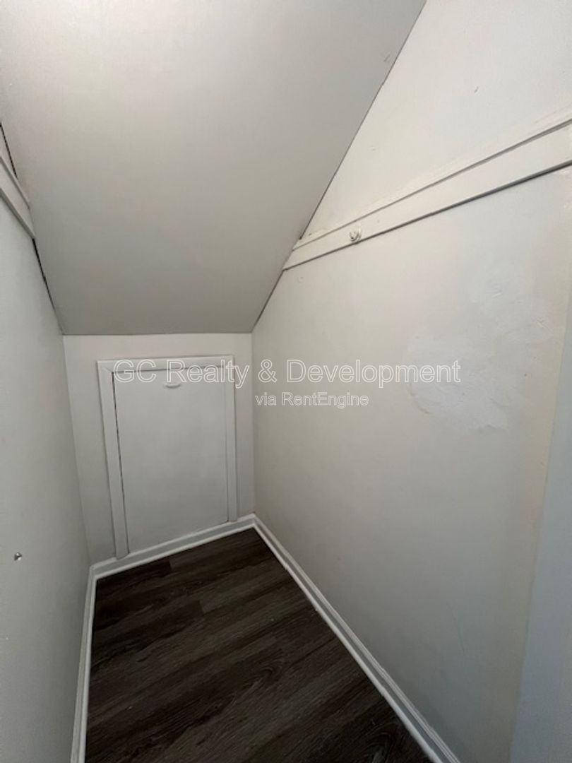 *** BERWYN / FULLY UPDATED / 2 BDRM - 1 BTH / SS APPL INCL/ COIN LAUNDRY IN BUILDING *** property image