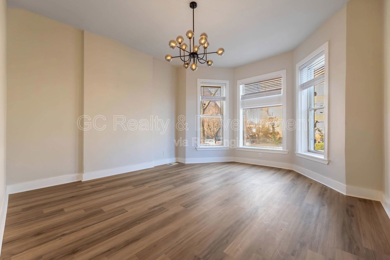 *** 1800 SF / IN UNIT LAUNDRY / NEW KITCHEN & BATH / SS APPL / 12 FT CEILINGS / CENTRAL AC *** property image