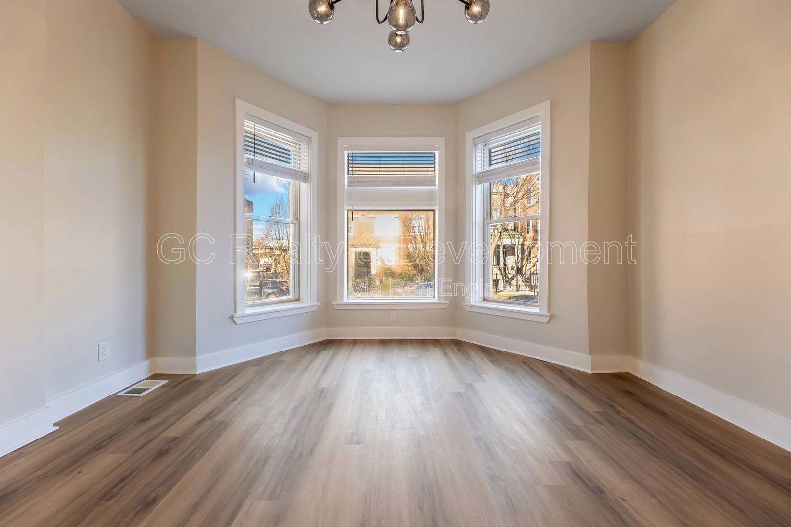 *** 1800 SF / IN UNIT LAUNDRY / NEW KITCHEN & BATH / SS APPL / 12 FT CEILINGS / CENTRAL AC *** property image