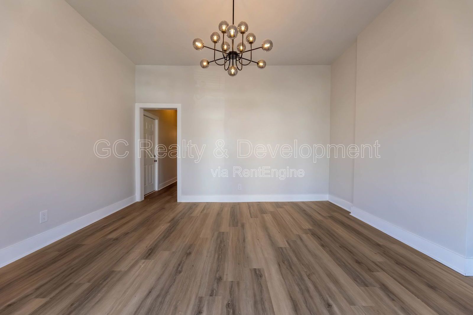 *** 1800 SF / IN UNIT LAUNDRY / NEW KITCHEN & BATH / SS APPL / 12 FT CEILINGS / CENTRAL AC *** property image