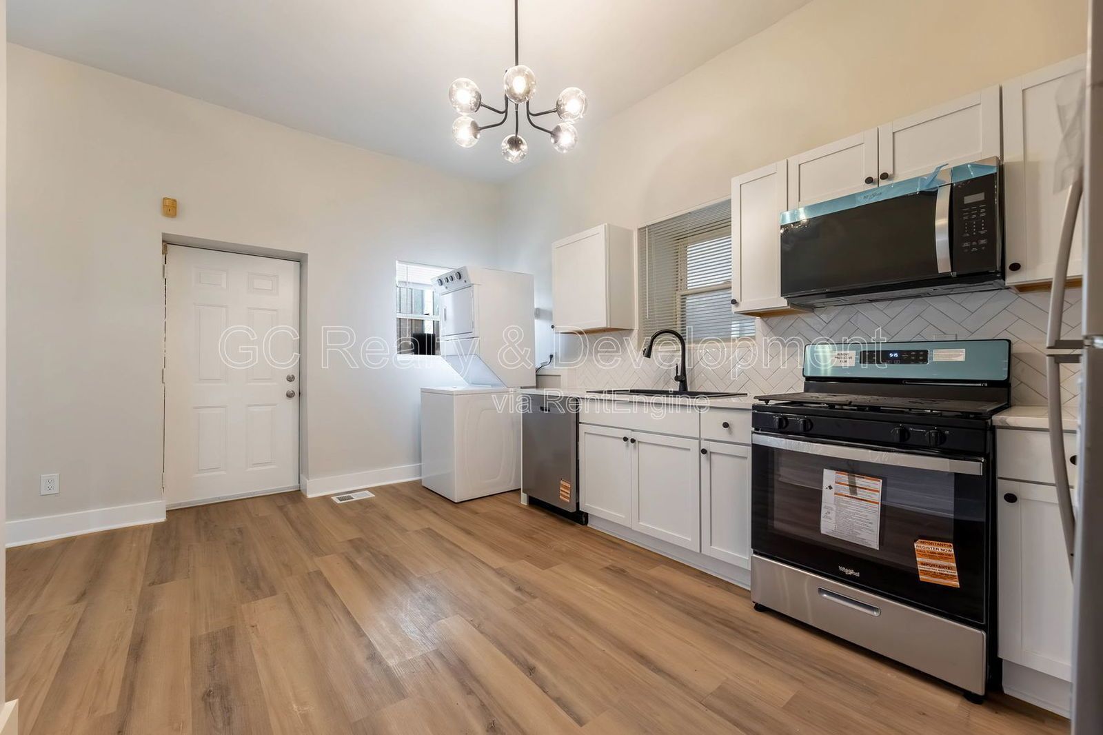 *** 1800 SF / IN UNIT LAUNDRY / NEW KITCHEN & BATH / SS APPL / 12 FT CEILINGS / CENTRAL AC *** property image