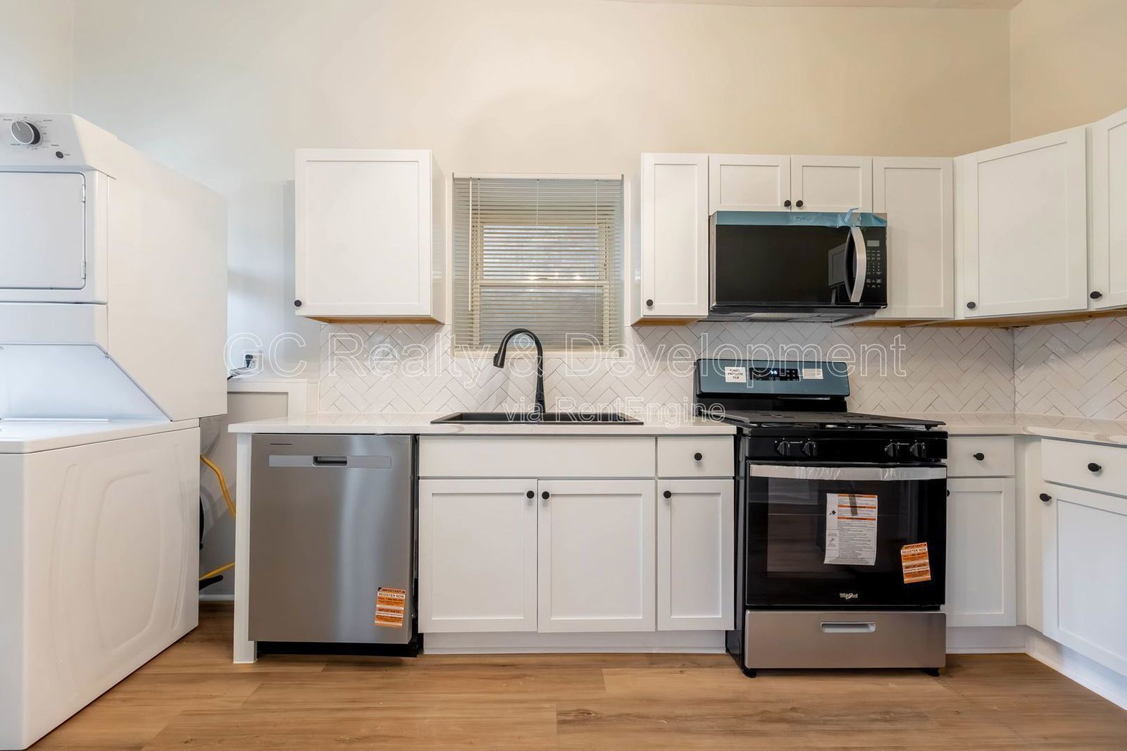 *** 1800 SF / IN UNIT LAUNDRY / NEW KITCHEN & BATH / SS APPL / 12 FT CEILINGS / CENTRAL AC *** property image