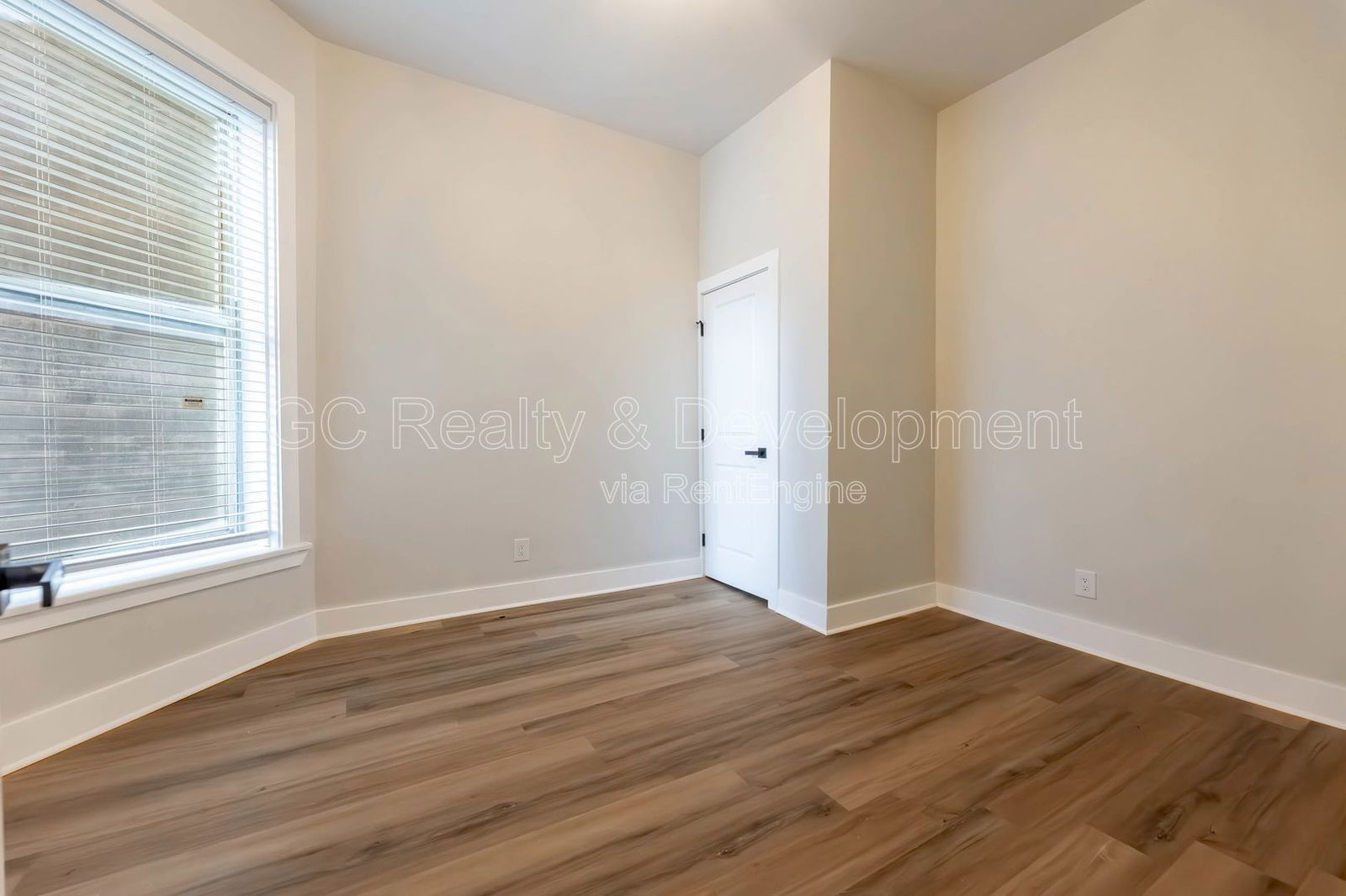 *** 1800 SF / IN UNIT LAUNDRY / NEW KITCHEN & BATH / SS APPL / 12 FT CEILINGS / CENTRAL AC *** property image