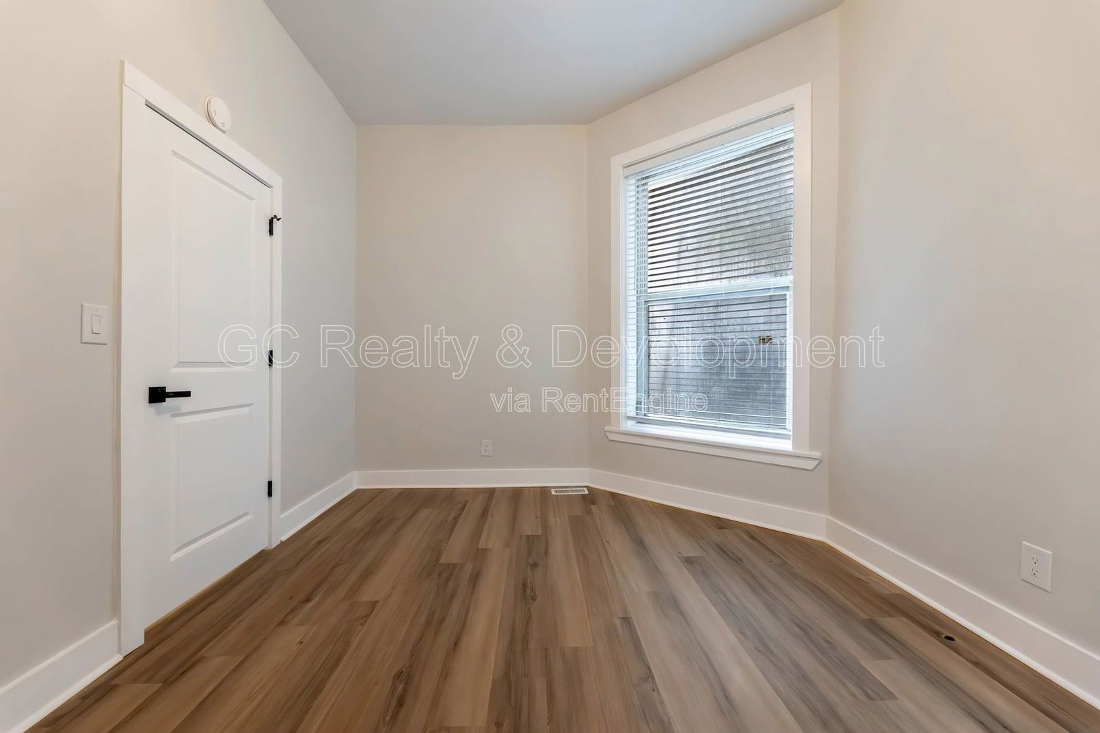 *** 1800 SF / IN UNIT LAUNDRY / NEW KITCHEN & BATH / SS APPL / 12 FT CEILINGS / CENTRAL AC *** property image