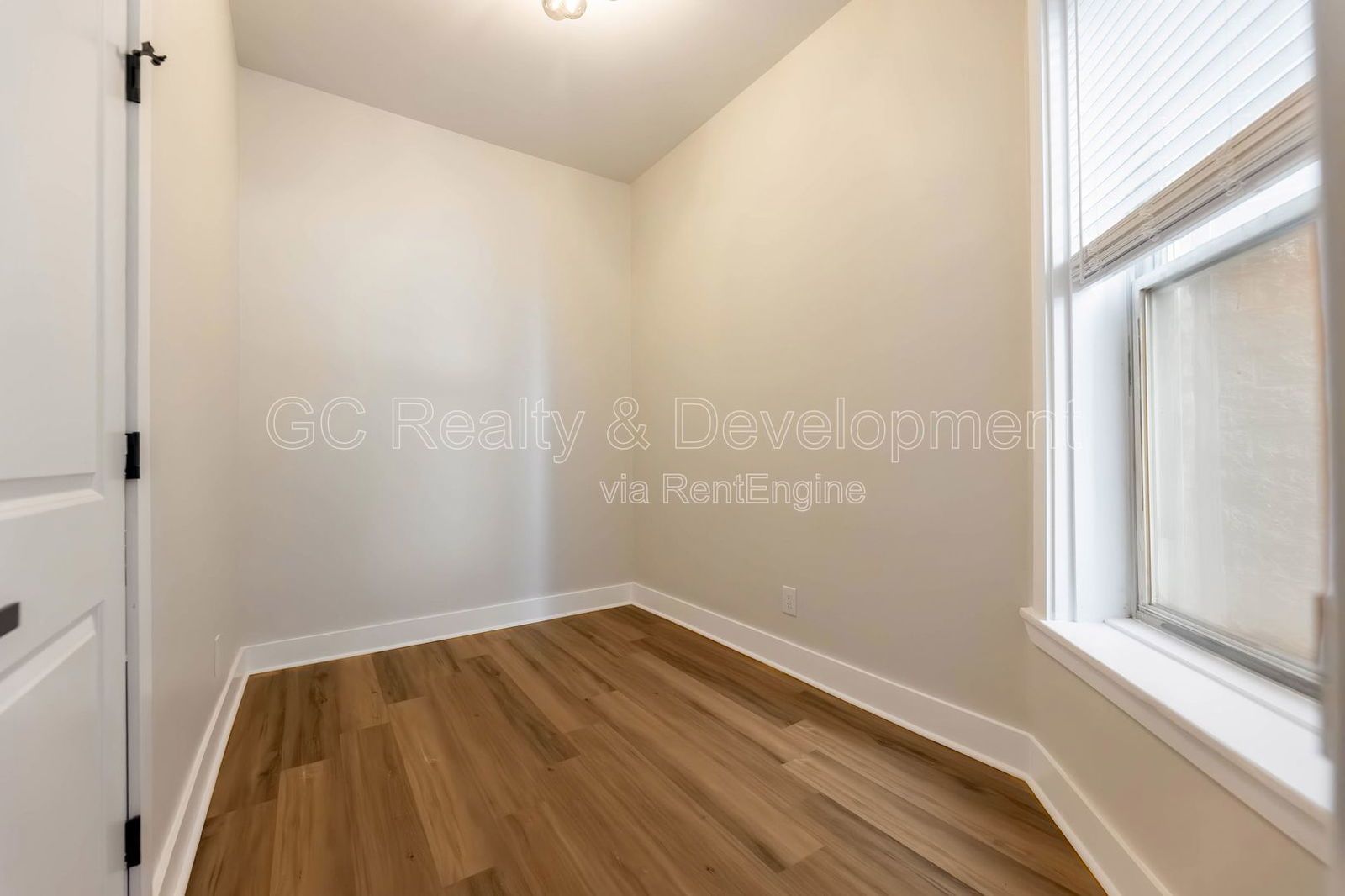 *** 1800 SF / IN UNIT LAUNDRY / NEW KITCHEN & BATH / SS APPL / 12 FT CEILINGS / CENTRAL AC *** property image