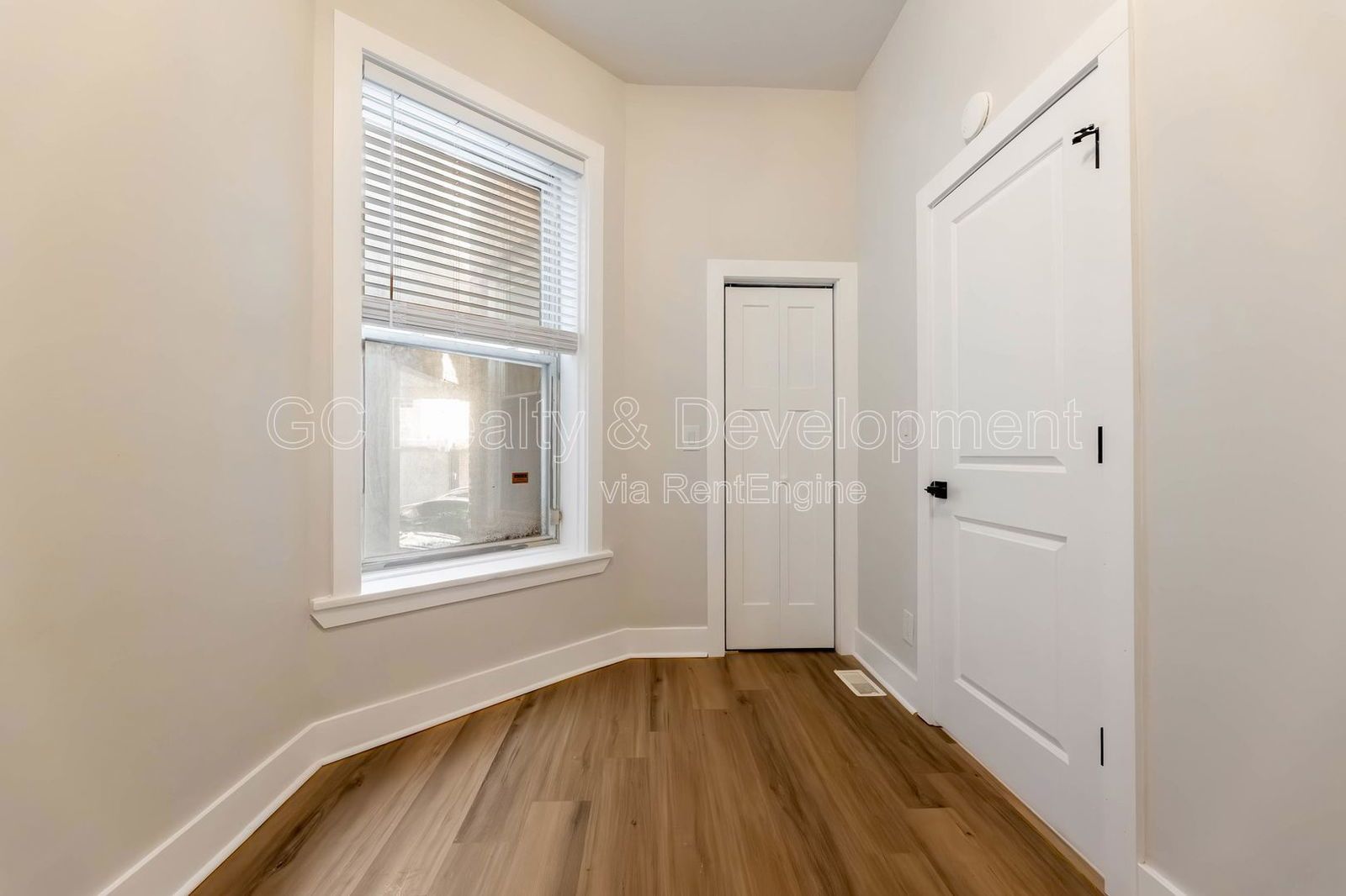 *** 1800 SF / IN UNIT LAUNDRY / NEW KITCHEN & BATH / SS APPL / 12 FT CEILINGS / CENTRAL AC *** property image