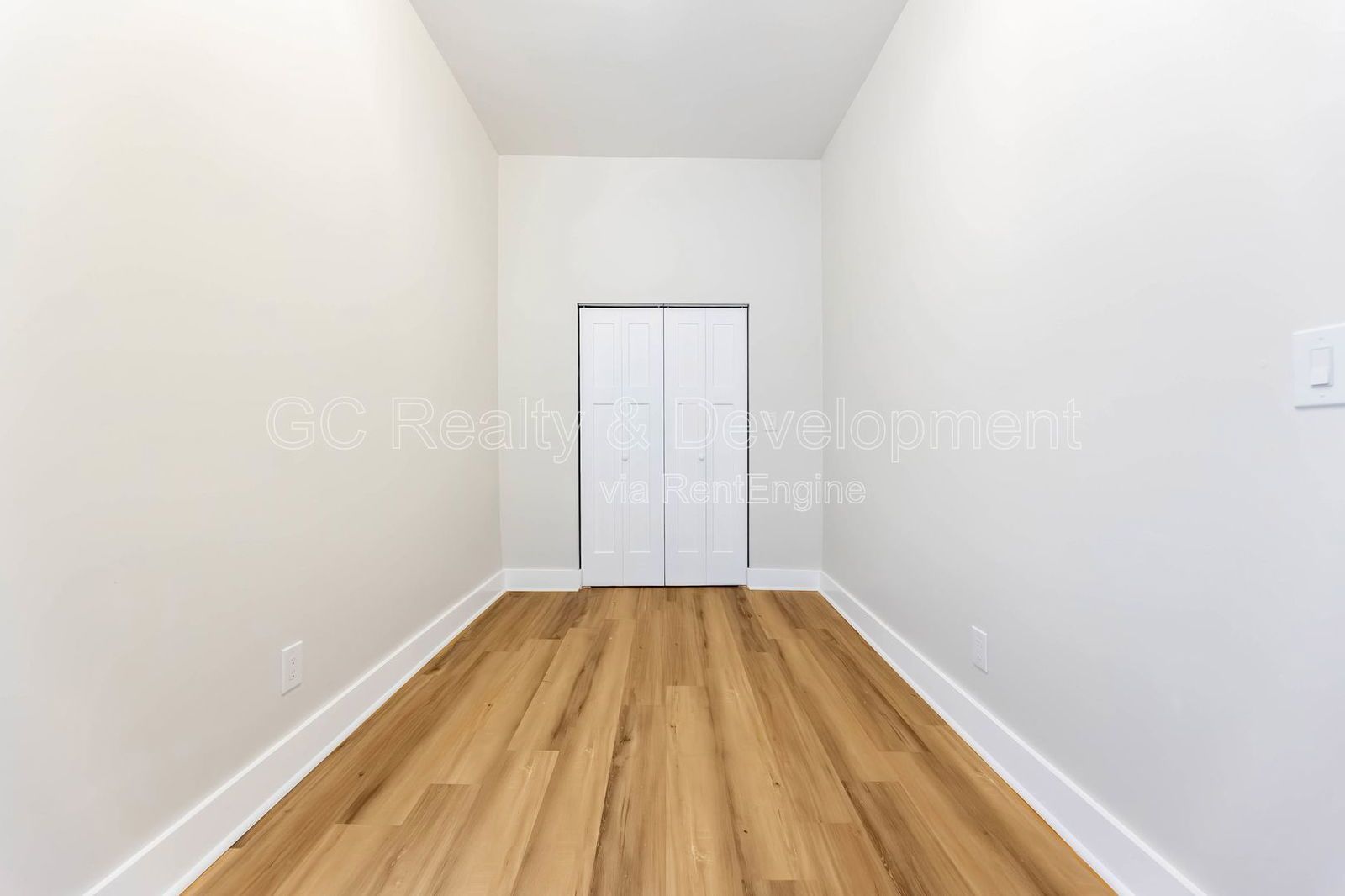 *** 1800 SF / IN UNIT LAUNDRY / NEW KITCHEN & BATH / SS APPL / 12 FT CEILINGS / CENTRAL AC *** property image