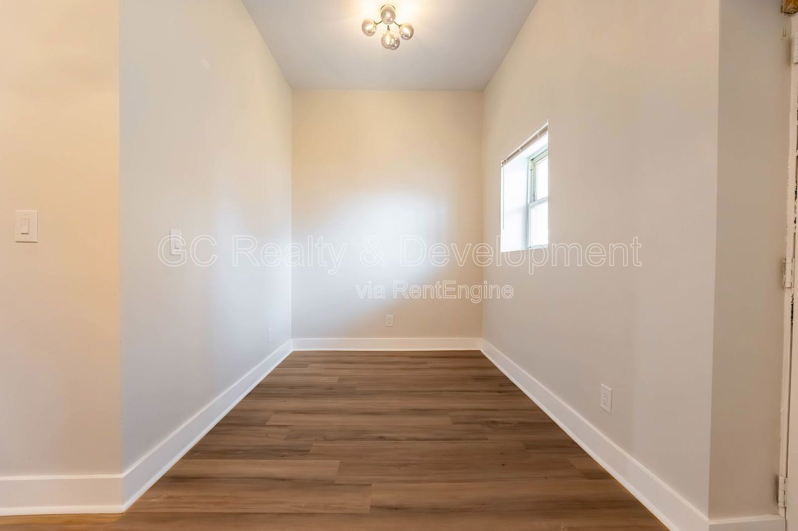 *** 1800 SF / IN UNIT LAUNDRY / NEW KITCHEN & BATH / SS APPL / 12 FT CEILINGS / CENTRAL AC *** property image