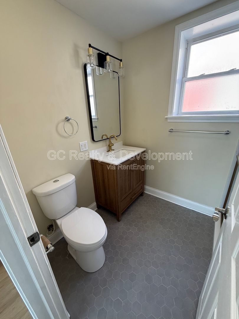 *** RECENTLY UPDATED / 2 BDRM / STORAGE UNIT / CENTRAL AC / SS APPL / WALK TO TRAIN *** property image