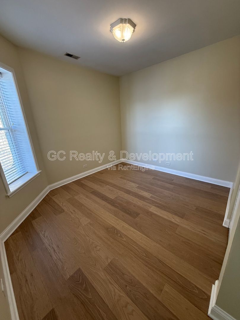 *** RECENTLY UPDATED / 2 BDRM / STORAGE UNIT / CENTRAL AC / SS APPL / WALK TO TRAIN *** property image