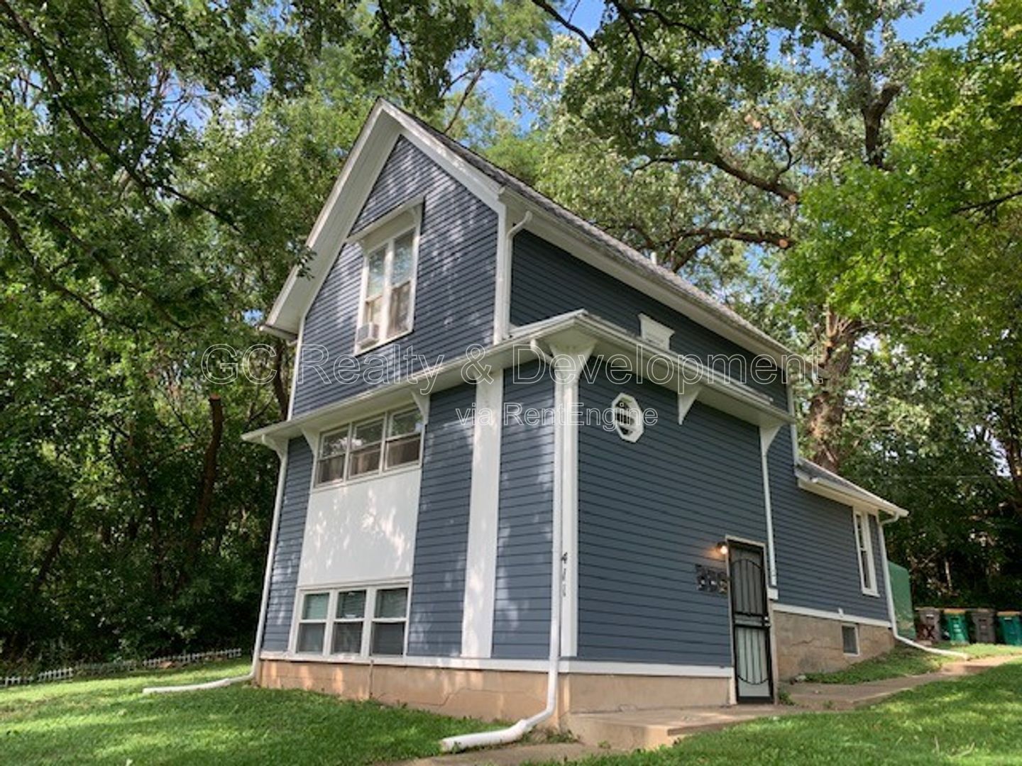 *** ELGIN 1 BDRM - 1 BTH / APPL INCLUDED / WALK TO METRA / PET FRIENDLY *** property image