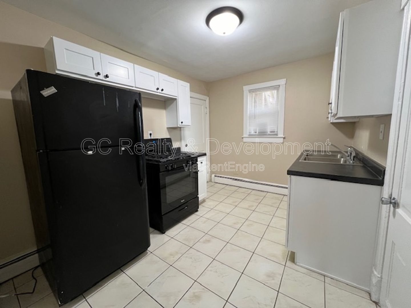 *** ELGIN 1 BDRM - 1 BTH / APPL INCLUDED / WALK TO METRA / PET FRIENDLY *** property image