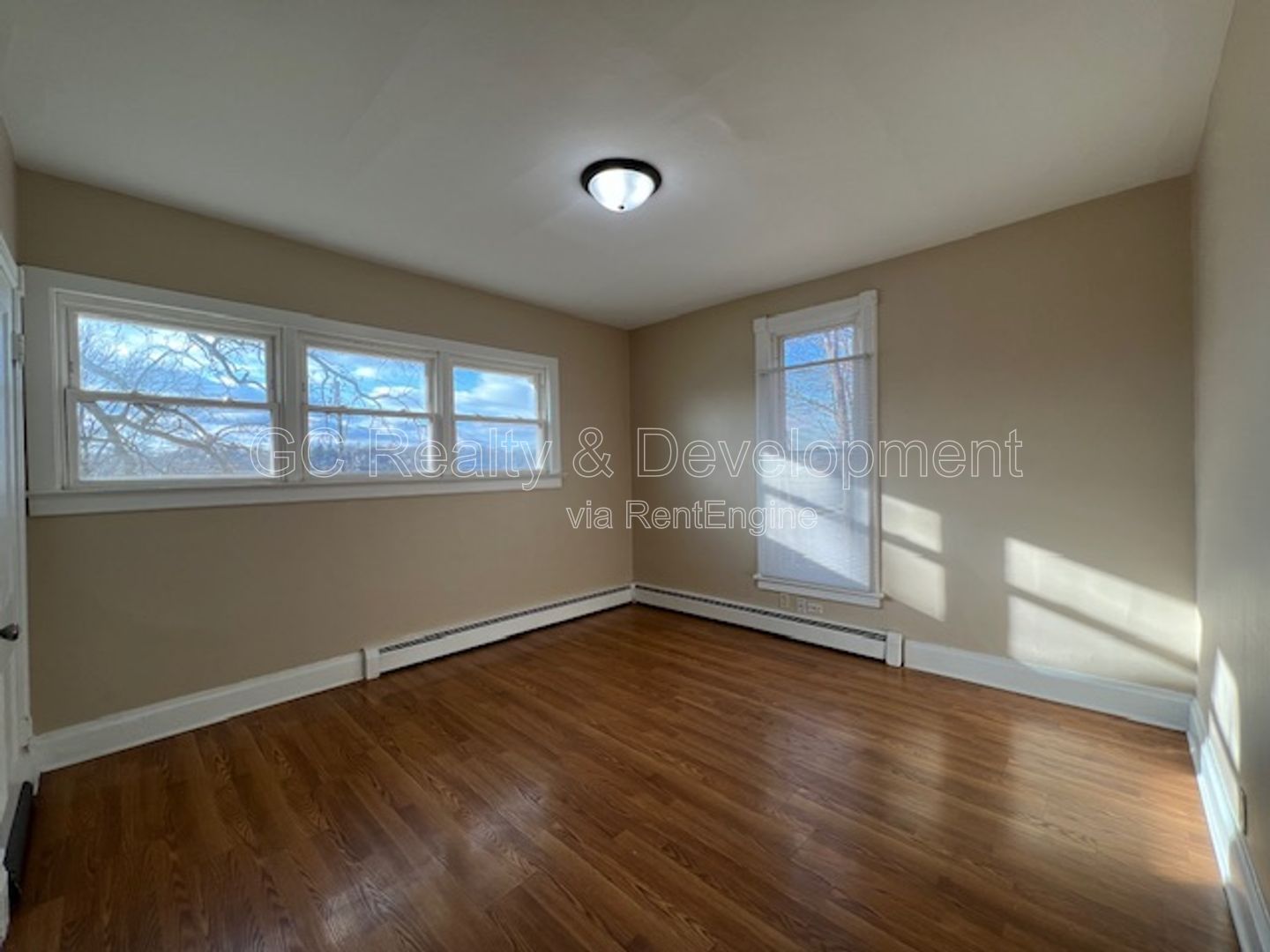 *** ELGIN 1 BDRM - 1 BTH / APPL INCLUDED / WALK TO METRA / PET FRIENDLY *** property image