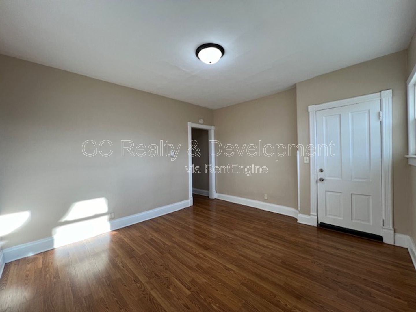 *** ELGIN 1 BDRM - 1 BTH / APPL INCLUDED / WALK TO METRA / PET FRIENDLY *** property image