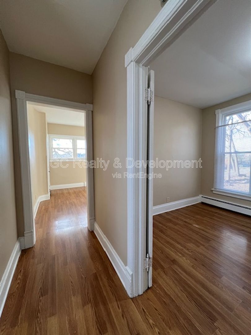 *** ELGIN 1 BDRM - 1 BTH / APPL INCLUDED / WALK TO METRA / PET FRIENDLY *** property image