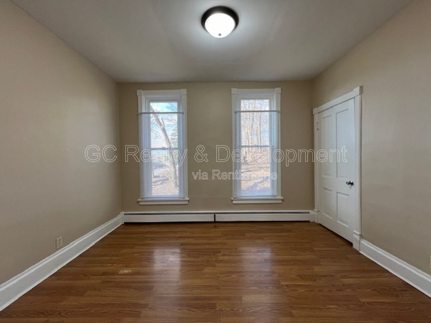 *** ELGIN 1 BDRM - 1 BTH / APPL INCLUDED / WALK TO METRA / PET FRIENDLY *** property image