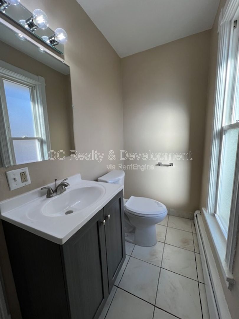 *** ELGIN 1 BDRM - 1 BTH / APPL INCLUDED / WALK TO METRA / PET FRIENDLY *** property image