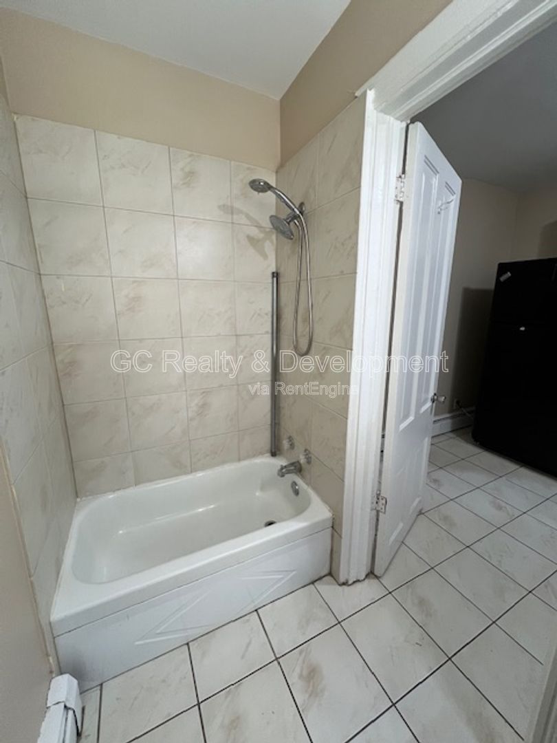 *** ELGIN 1 BDRM - 1 BTH / APPL INCLUDED / WALK TO METRA / PET FRIENDLY *** property image