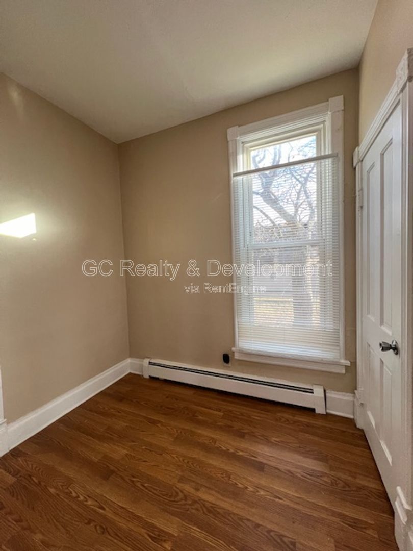 *** ELGIN 1 BDRM - 1 BTH / APPL INCLUDED / WALK TO METRA / PET FRIENDLY *** property image