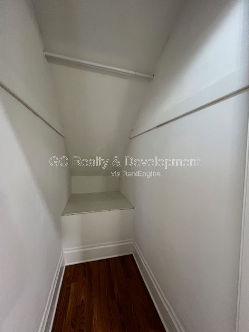 *** ELGIN 1 BDRM - 1 BTH / APPL INCLUDED / WALK TO METRA / PET FRIENDLY *** property image