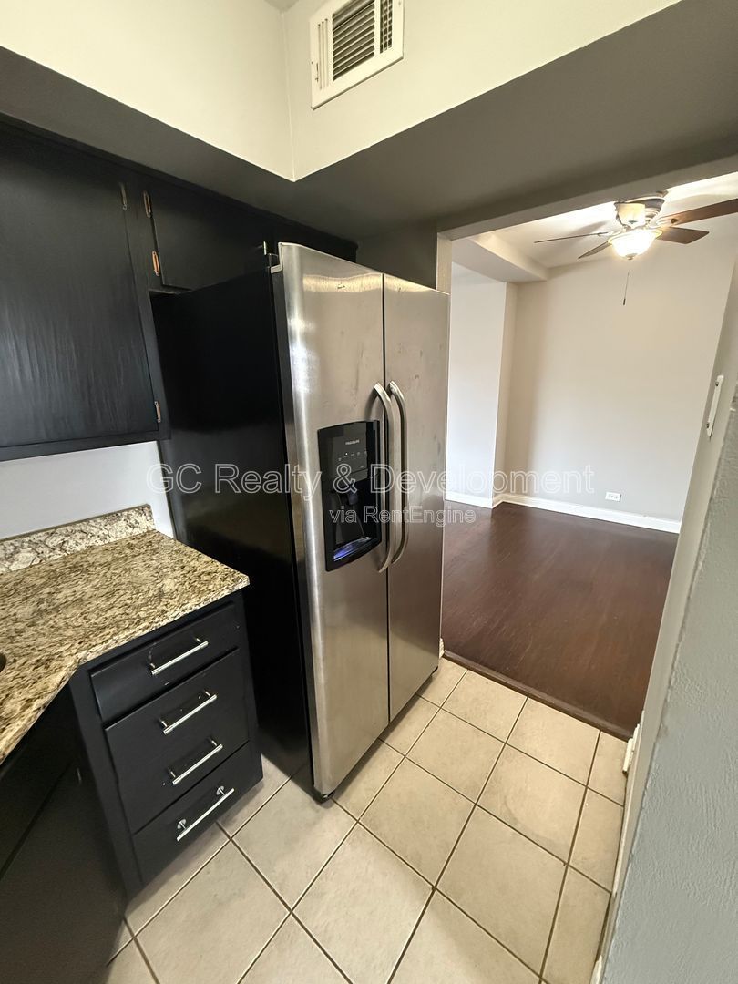 *** 1 BDRM / PARKING INCL / PAY GAS & ELECTRIC ONLY / WALK TO TRAIN & BEACH *** property image