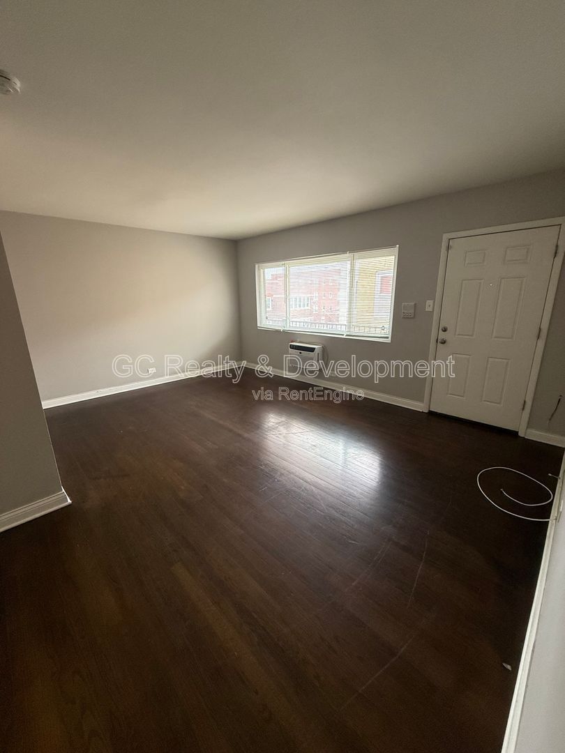 *** 1 BDRM / PARKING INCL / PAY GAS & ELECTRIC ONLY / WALK TO TRAIN & BEACH *** property image