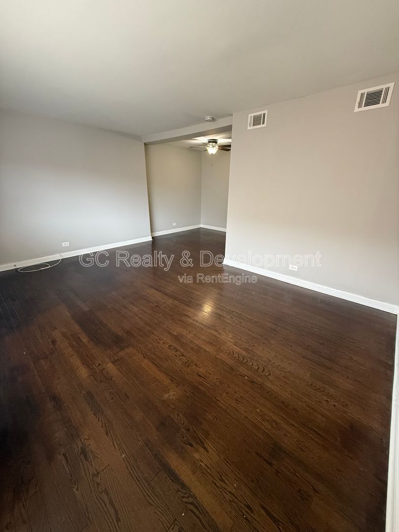 *** 1 BDRM / PARKING INCL / PAY GAS & ELECTRIC ONLY / WALK TO TRAIN & BEACH *** property image