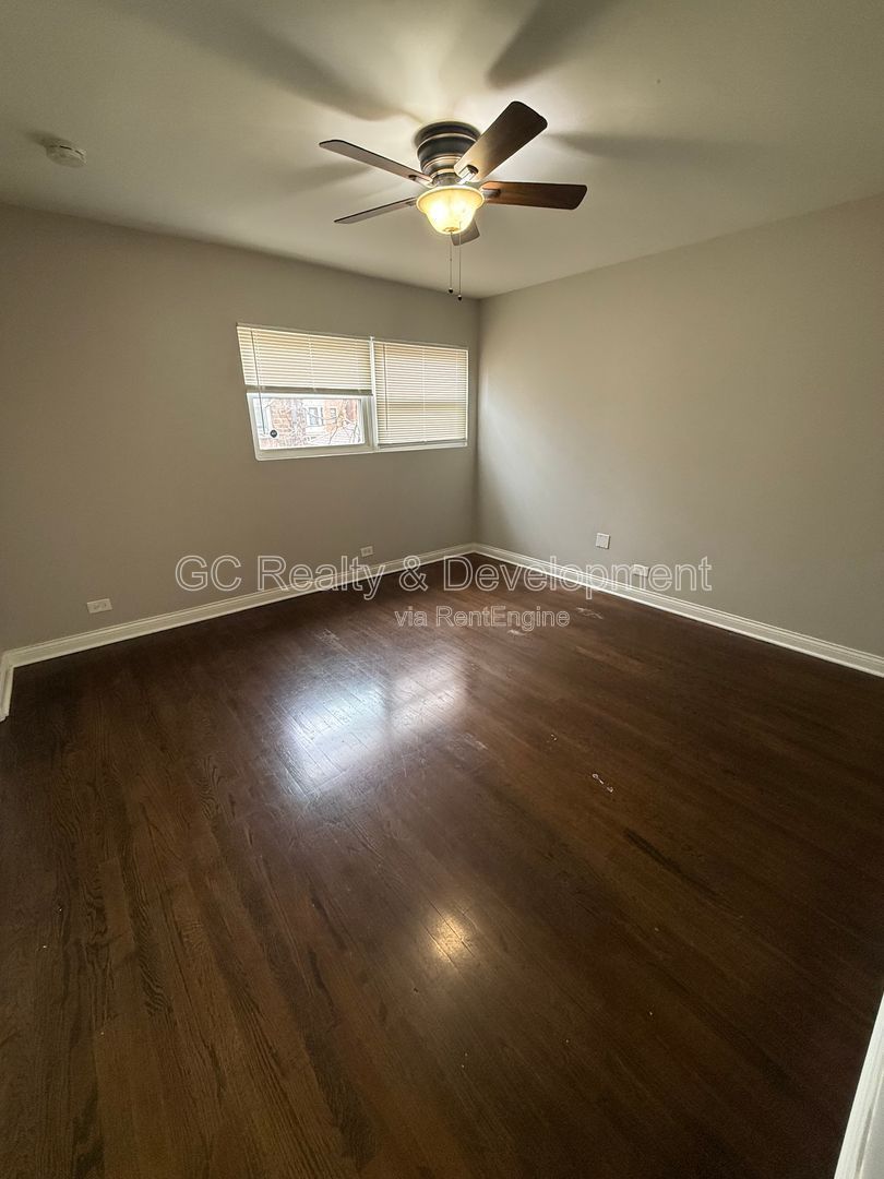 *** 1 BDRM / PARKING INCL / PAY GAS & ELECTRIC ONLY / WALK TO TRAIN & BEACH *** property image