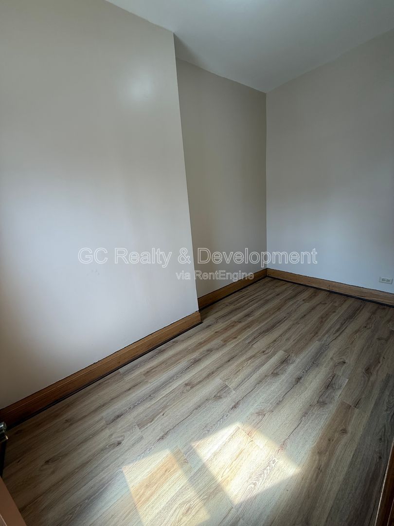 *** 2 BDRM - 1 BTH / 1 PARKING SPOT / WALK TO TRAIN, BUS & SHOPPING *** property image