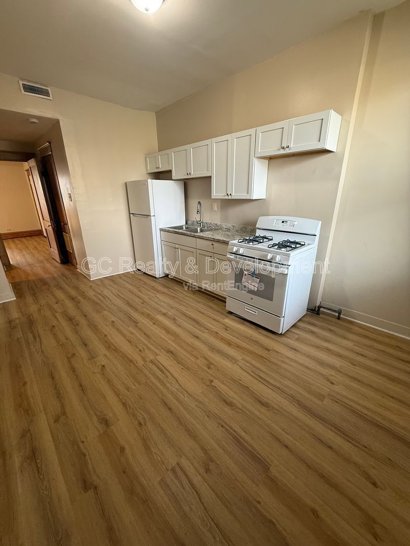 *** 2 BDRM - 1 BTH / 1 PARKING SPOT / WALK TO TRAIN, BUS & SHOPPING *** property image