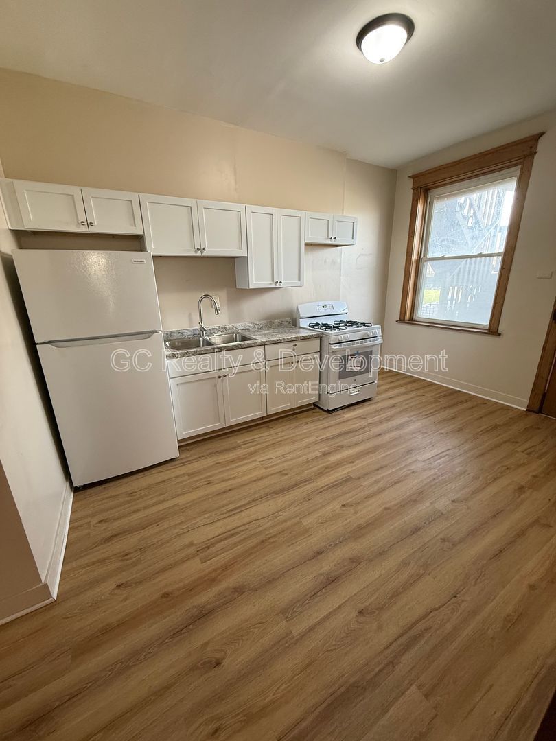 *** 2 BDRM - 1 BTH / 1 PARKING SPOT / WALK TO TRAIN, BUS & SHOPPING *** property image