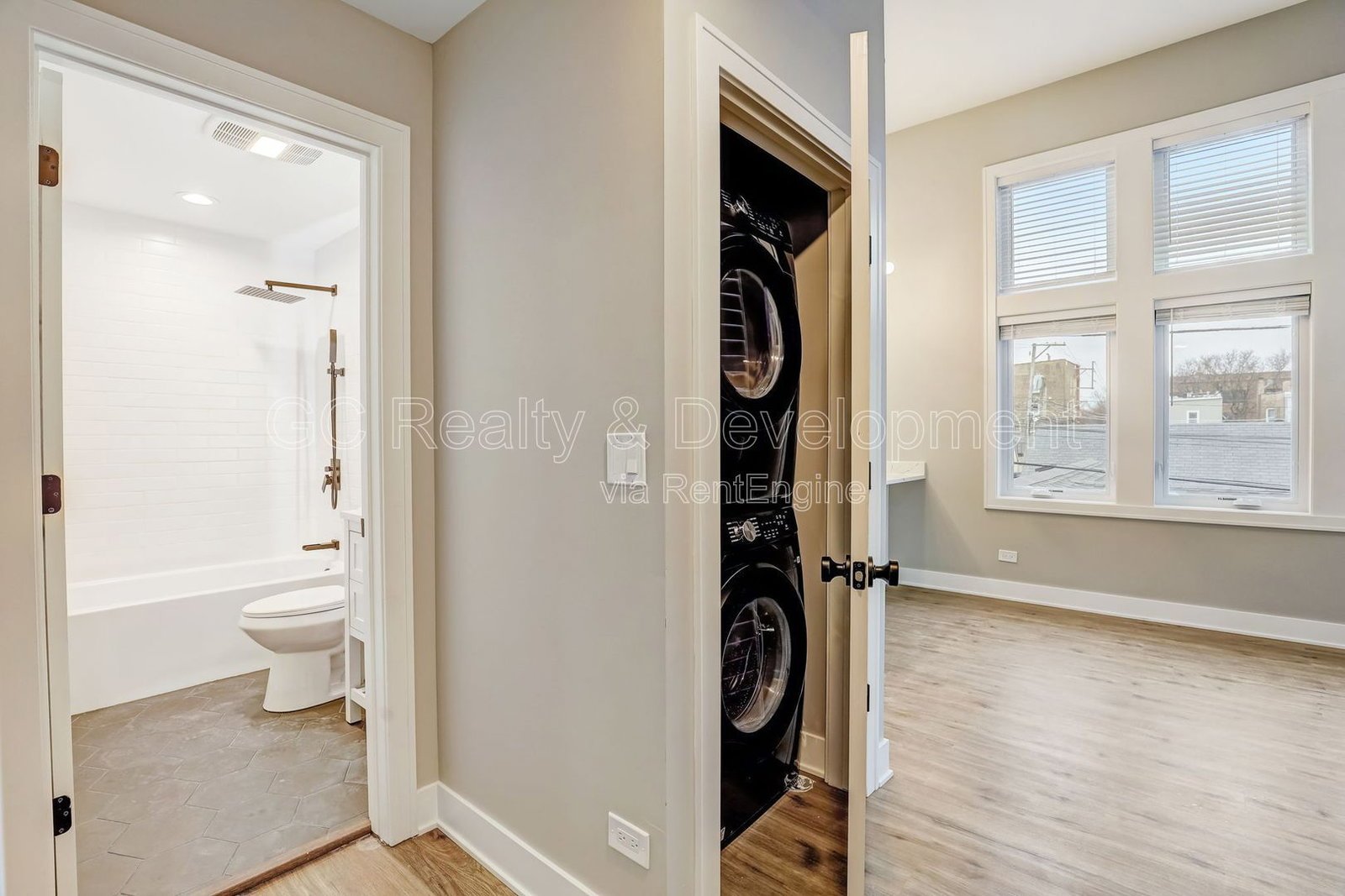 *** AVAIL 5/01/26 / UPDATED 2 BDRM COACH HOUSE / PET FRIENDLY / PARKING INCL / QUARTZ & SS APPL  *** property image