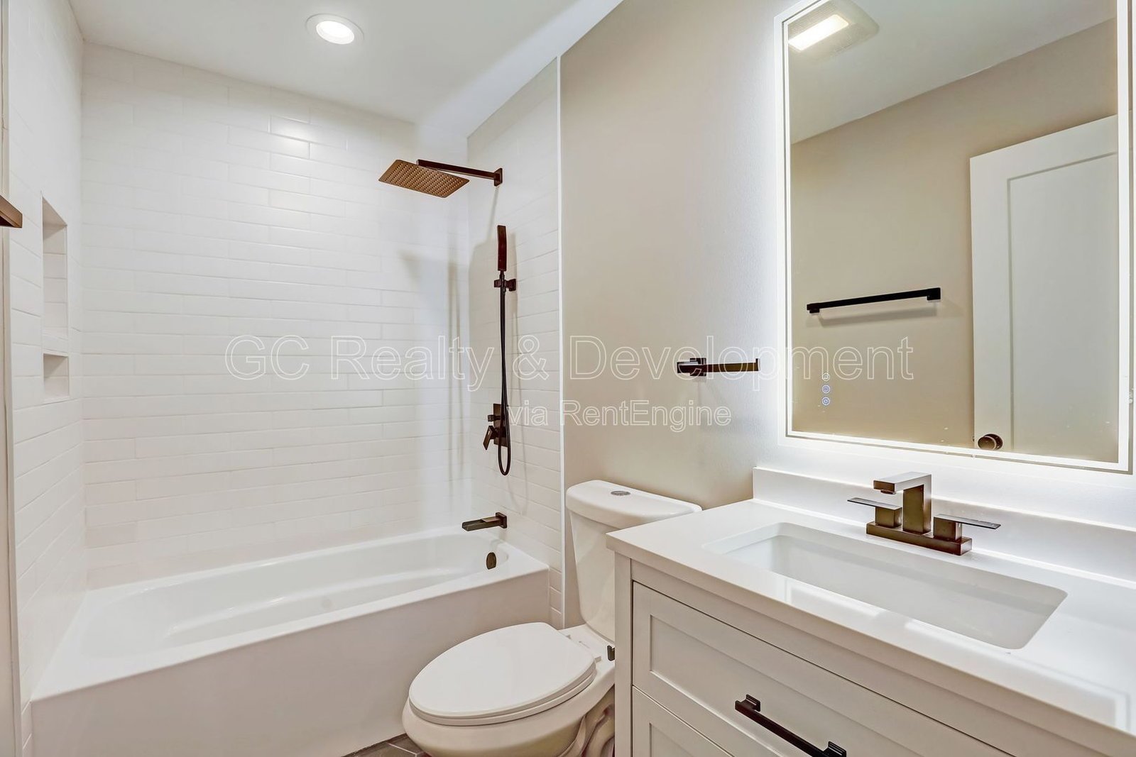 *** AVAIL 5/01/26 / UPDATED 2 BDRM COACH HOUSE / PET FRIENDLY / PARKING INCL / QUARTZ & SS APPL  *** property image