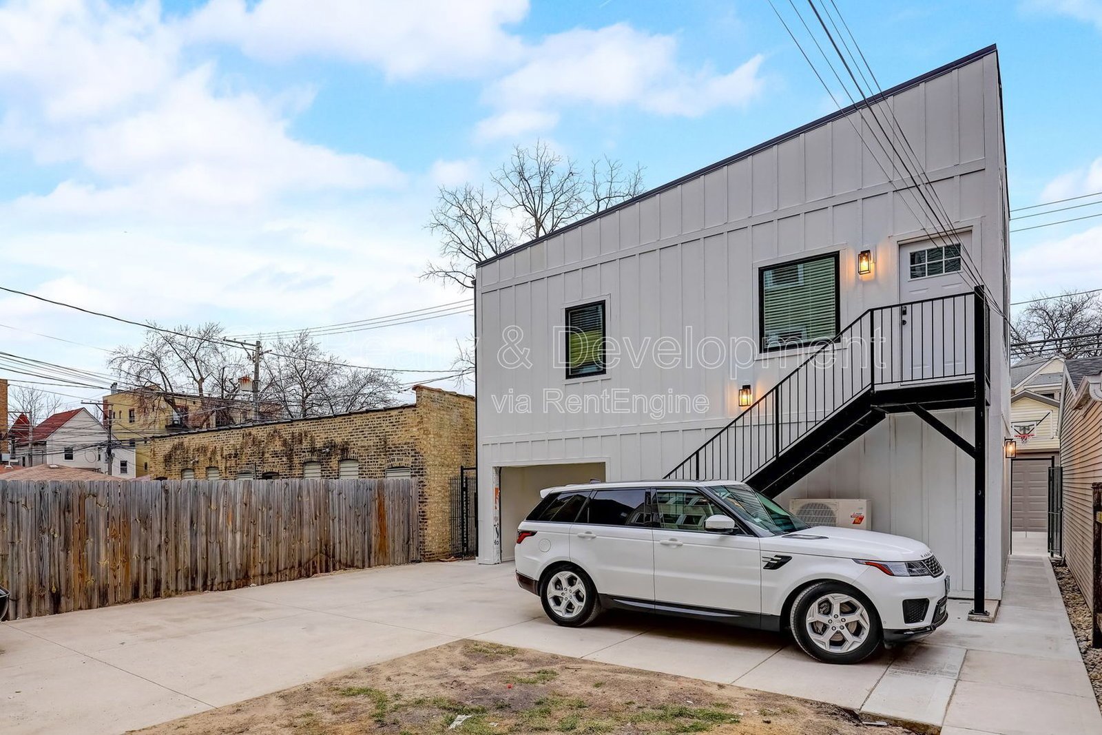 *** AVAIL 5/01/26 / UPDATED 2 BDRM COACH HOUSE / PET FRIENDLY / PARKING INCL / QUARTZ & SS APPL  *** property image