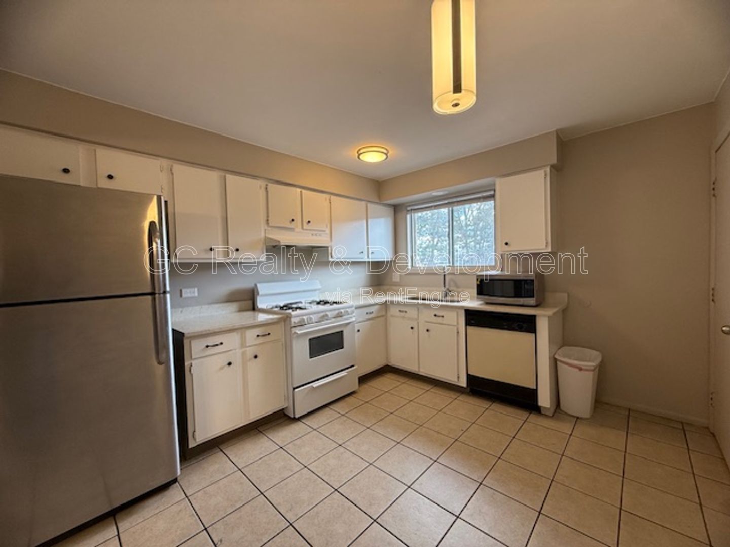 *** 2 BDRM / PARKING INCLUDED / ONLY PAY ELECTRIC / LAUNDRY ON SITE *** property image