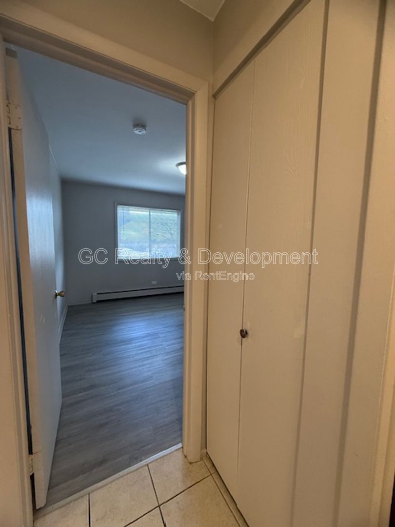 *** 2 BDRM / PARKING INCLUDED / ONLY PAY ELECTRIC / LAUNDRY ON SITE *** property image