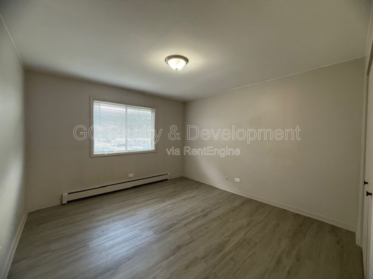 *** 2 BDRM / PARKING INCLUDED / ONLY PAY ELECTRIC / LAUNDRY ON SITE *** property image