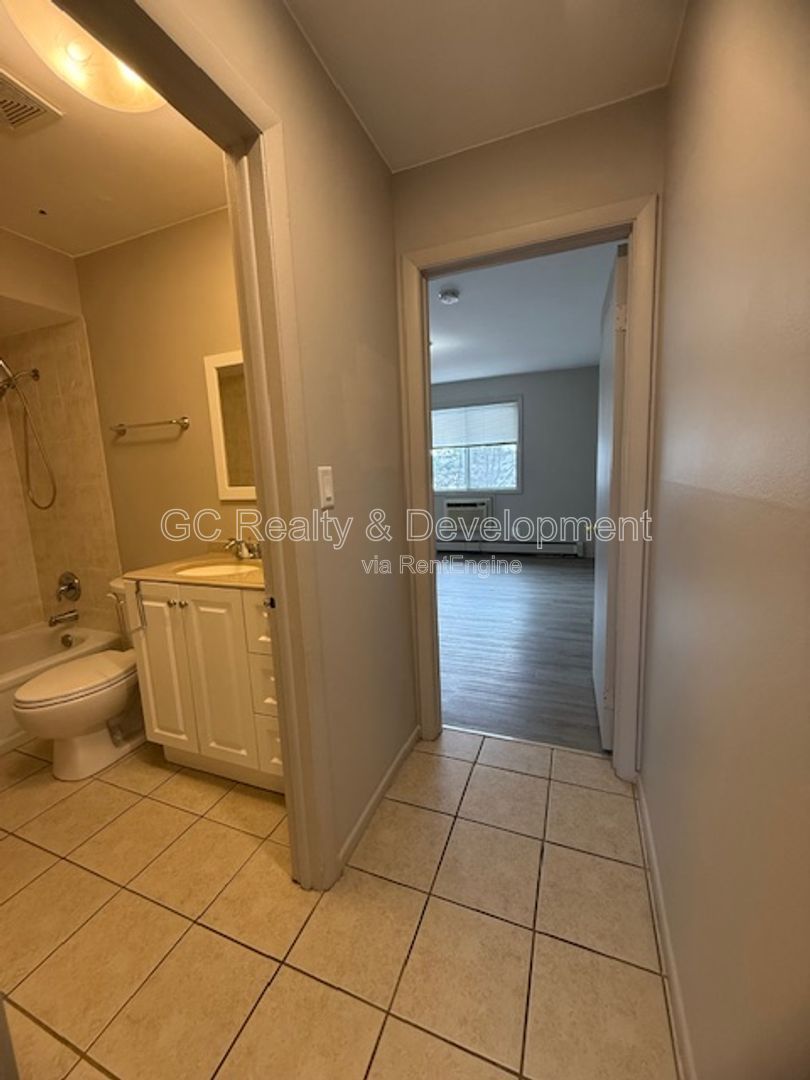 *** 2 BDRM / PARKING INCLUDED / ONLY PAY ELECTRIC / LAUNDRY ON SITE *** property image