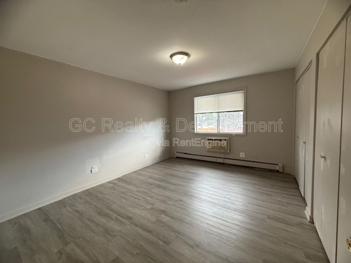 *** 2 BDRM / PARKING INCLUDED / ONLY PAY ELECTRIC / LAUNDRY ON SITE *** property image